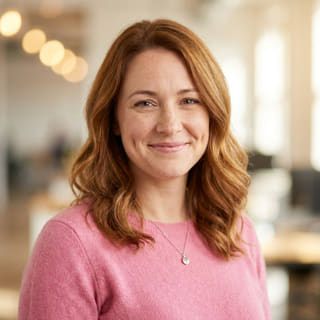 Emily Watson aparece como responsable de Atención al Cliente en AutoMind CL en una imagen de perfil